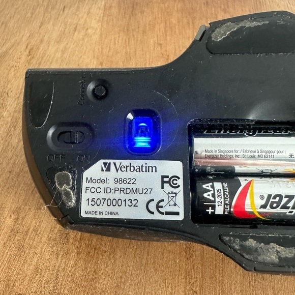 Verbatim Wireless Mouse Model: 98622 8-Button Deluxe Blue LED- No Battery Cover. - Picture 9 of 11